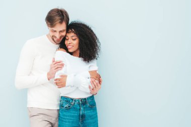 Gülümseyen güzel kadın ve yakışıklı erkek arkadaşı. Mutlu çok ırklı aile, gri arka planda hassas anlar yaşıyor. Çok ırklı modeller sarılıyor. Birbirimizi kucaklıyoruz. Aşk konsepti.