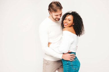 Gülümseyen güzel kadın ve yakışıklı erkek arkadaşı. Mutlu çok ırklı aile, gri arka planda hassas anlar yaşıyor. Çok ırklı modeller sarılıyor. Birbirimizi kucaklıyoruz. Aşk konsepti.