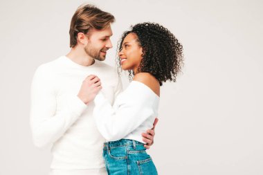 Gülümseyen güzel kadın ve yakışıklı erkek arkadaşı. Mutlu çok ırklı aile, gri arka planda hassas anlar yaşıyor. Çok ırklı modeller sarılıyor. Birbirimizi kucaklıyoruz. Aşk konsepti.