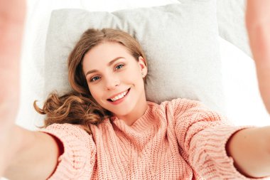 Gündelik giysiler içinde genç ve güzel bir kadın manzarası. Seksi kaygısız kadın sabahları lüks bir dairede ya da beyaz iç mekanda otel odasında yatar. Duştan sonra ateşli manken. Pov selfie çekiyorum.