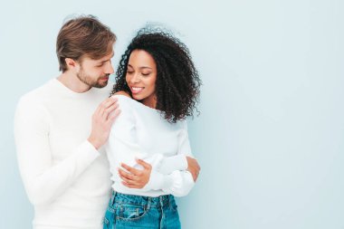 Gülümseyen güzel kadın ve yakışıklı erkek arkadaşı. Mutlu çok ırklı aile, gri arka planda hassas anlar yaşıyor. Çok ırklı modeller sarılıyor. Birbirimizi kucaklıyoruz. Aşk konsepti.