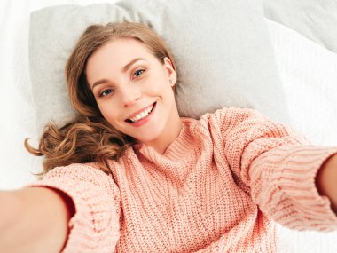 Gündelik giysiler içinde genç ve güzel bir kadın manzarası. Seksi kaygısız kadın sabahları lüks bir dairede ya da beyaz iç mekanda otel odasında yatar. Duştan sonra ateşli manken. Pov selfie çekiyorum.