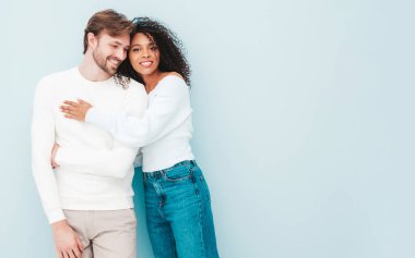 Gülümseyen güzel kadın ve yakışıklı erkek arkadaşı. Mutlu çok ırklı aile, gri arka planda hassas anlar yaşıyor. Çok ırklı modeller sarılıyor. Birbirimizi kucaklıyoruz. Aşk konsepti.