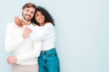 Gülümseyen güzel kadın ve yakışıklı erkek arkadaşı. Mutlu çok ırklı aile, gri arka planda hassas anlar yaşıyor. Çok ırklı modeller sarılıyor. Birbirimizi kucaklıyoruz. Aşk konsepti.