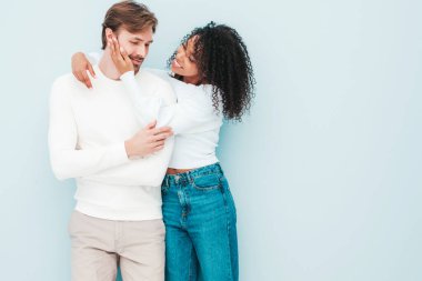 Gülümseyen güzel kadın ve yakışıklı erkek arkadaşı. Mutlu çok ırklı aile, gri arka planda hassas anlar yaşıyor. Çok ırklı modeller sarılıyor. Birbirimizi kucaklıyoruz. Aşk konsepti.