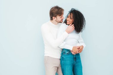 Gülümseyen güzel kadın ve yakışıklı erkek arkadaşı. Mutlu çok ırklı aile, gri arka planda hassas anlar yaşıyor. Çok ırklı modeller sarılıyor. Birbirimizi kucaklıyoruz. Aşk konsepti.