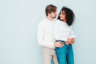 Gülümseyen güzel kadın ve yakışıklı erkek arkadaşı. Mutlu çok ırklı aile, gri arka planda hassas anlar yaşıyor. Çok ırklı modeller sarılıyor. Birbirimizi kucaklıyoruz. Aşk konsepti.