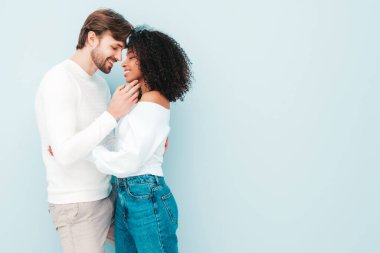 Gülümseyen güzel kadın ve yakışıklı erkek arkadaşı. Mutlu çok ırklı aile, gri arka planda hassas anlar yaşıyor. Çok ırklı modeller sarılıyor. Birbirimizi kucaklıyoruz. Aşk konsepti.