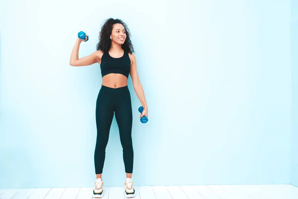 Fitness Sorrindo Mulher Negra Roupas Esportivas Com Cabelos Afro Cachos — Fotografia de Stock