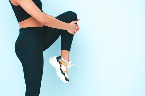 Fitness Sorrindo Mulher Negra Roupas Esportivas Com Cabelos Afro Cachos — Fotografia de Stock