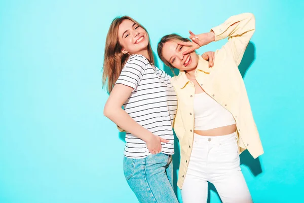 Dos Jóvenes Hermosas Rubias Sonrientes Hipster Hembra Ropa Verano Moda —  Fotos de Stock