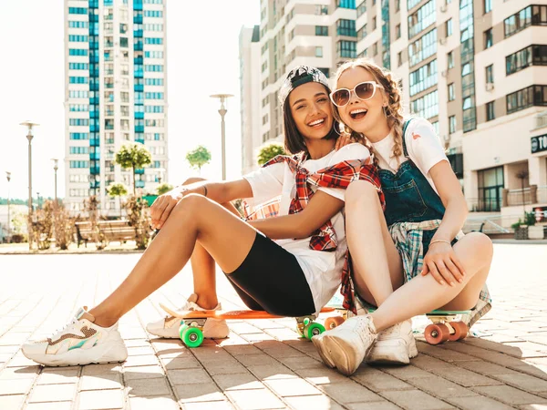 Deux Jeunes Souriantes Belle Femelle Avec Des Skateboards Colorés Penny — Photo