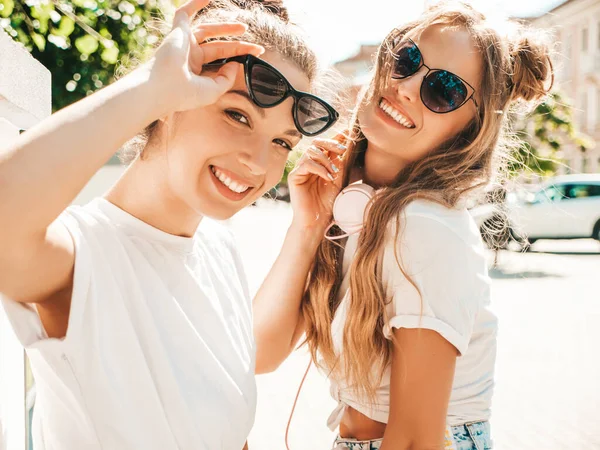 Πορτρέτο Των Δύο Νέων Όμορφο Χαμογελαστό Hipster Θηλυκό Μοντέρνα Καλοκαιρινά — Φωτογραφία Αρχείου