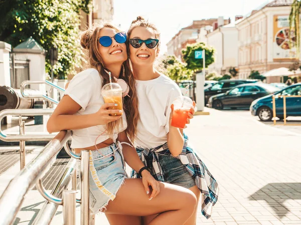 Två Unga Vackra Leende Hipster Kvinna Trendiga Sommarkläder Obekymrade Kvinnor — Stockfoto