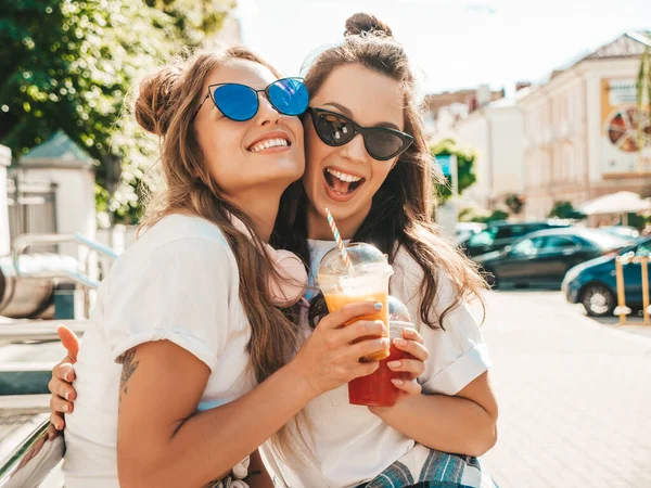 Twee Jonge Mooie Glimlachende Hippe Teefjes Trendy Zomerkleding Zorgeloze Vrouwen — Stockfoto