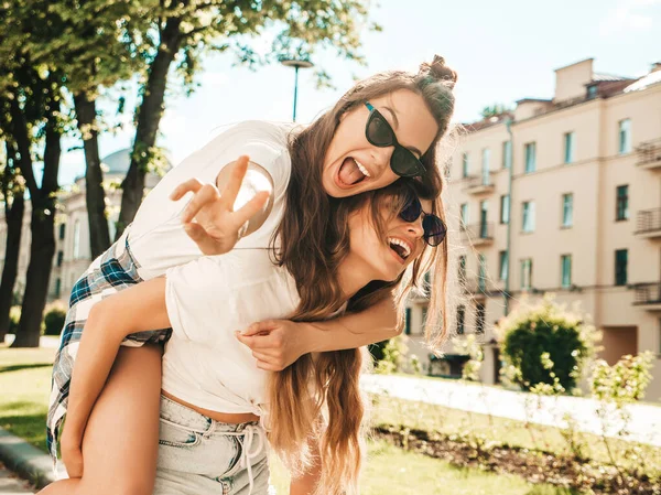 Dos Jóvenes Hermosas Hembras Hipster Sonrientes Ropa Camisetas Blancas Verano — Foto de Stock