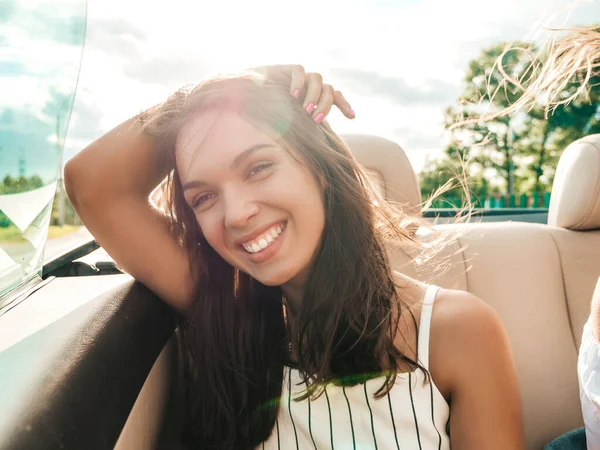 Portret Młodej Pięknej Uśmiechniętej Hipsterki Samochodzie Kabrioletem Seksowna Beztroska Kobieta — Zdjęcie stockowe