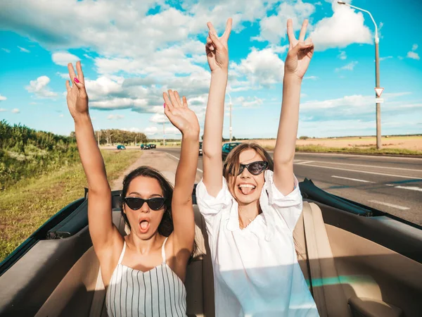 Retrato Dos Jóvenes Hermosas Sonrientes Hembras Hipster Coche Descapotable Sexy —  Fotos de Stock