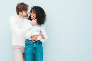 Gülümseyen güzel kadın ve yakışıklı erkek arkadaşı. Mutlu çok ırklı aile, gri arka planda hassas anlar yaşıyor. Çok ırklı modeller sarılıyor. Birbirimizi kucaklıyoruz. Aşk konsepti.