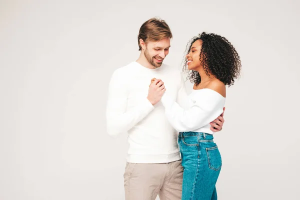 Sorrindo Mulher Bonita Seu Namorado Bonito Feliz Família Multirracial Alegre — Fotografia de Stock