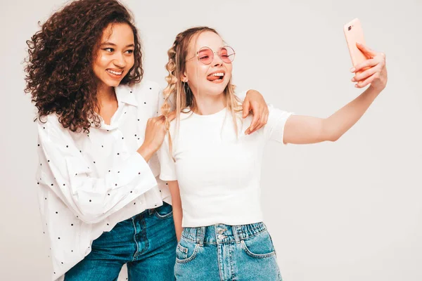 Dos Jóvenes Hermosas Sonrientes Hipsters Internacionales Con Ropa Verano Moda —  Fotos de Stock