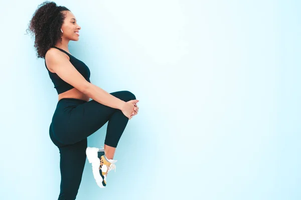 Porträt Der Fitness Lächelnde Schwarze Frau Sportkleidung Mit Afro Locken — Stockfoto