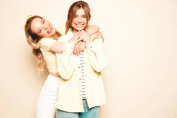 Duas Jovens Linda Loira Sorridente Hipster Fêmea Roupas Verão Moda — Fotografia de Stock