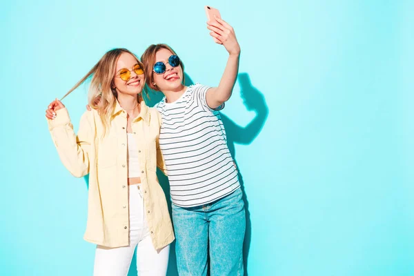 Twee Jonge Mooie Blonde Lachende Hippe Teefjes Trendy Zomerkleding Sexy — Stockfoto