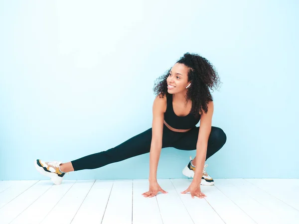 Portret Fitness Uśmiechnięta Czarna Kobieta Sportowej Odzieży Afro Loki Fryzury — Zdjęcie stockowe