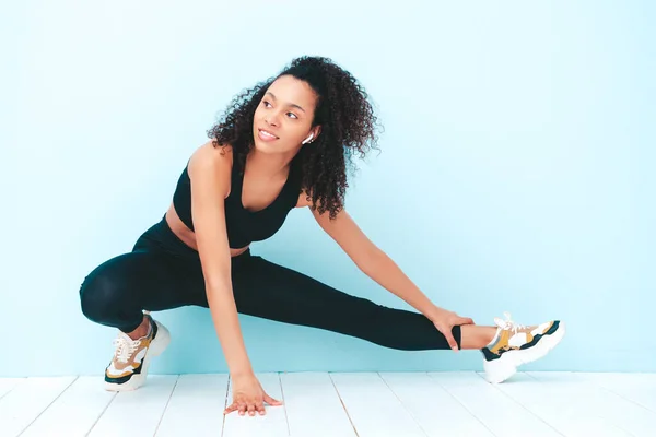 Portrait Fitness Smiling Black Woman Sports Clothing Afro Curls Hairstyle — Stock Photo, Image
