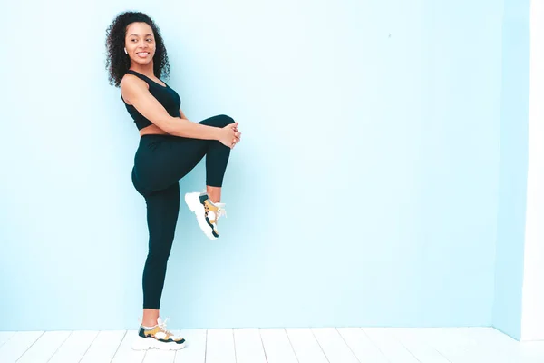Retrato Fitness Sorrindo Mulher Negra Roupas Esportivas Com Afro Cachos — Fotografia de Stock