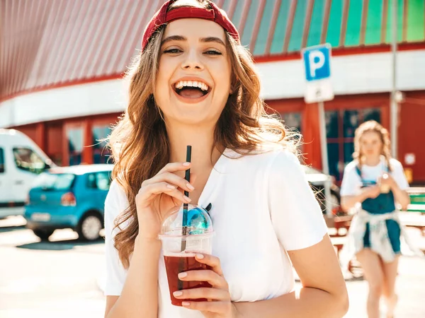 Ung Vacker Leende Hipster Kvinna Kvinna Sommar Trendiga Kläder Poserar — Stockfoto