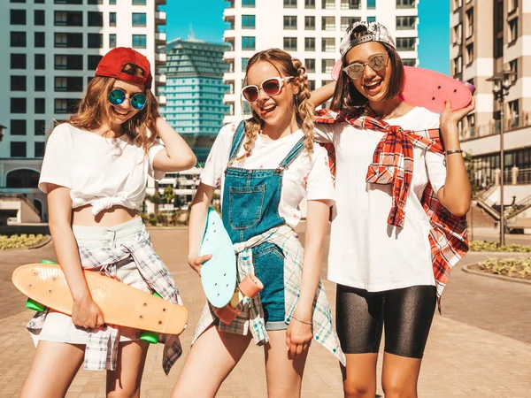 금발의 아름다운 스케이트 보드를 있습니다 여름의 여자들은 거리의 배경에서 포즈를 — 스톡 사진