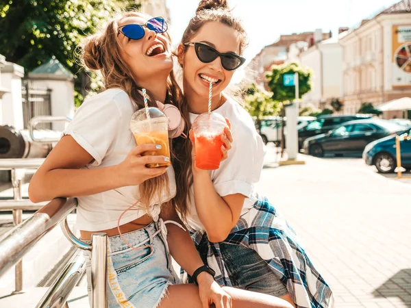 Twee Jonge Mooie Glimlachende Hippe Teefjes Trendy Zomerkleding Zorgeloze Vrouwen — Stockfoto