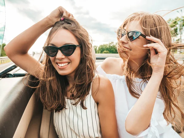 Porträtt Två Unga Vackra Och Leende Hipster Hona Cabriolet Bil — Stockfoto