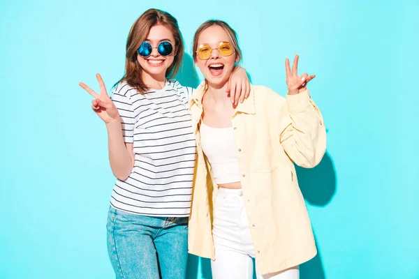 Dos Jóvenes Hermosas Rubias Sonrientes Hipster Hembra Ropa Verano Moda — Foto de Stock