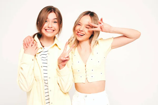 Zwei Junge Schöne Blonde Lächelnde Hipsterinnen Trendiger Sommerkleidung Sexy Unbeschwerte — Stockfoto