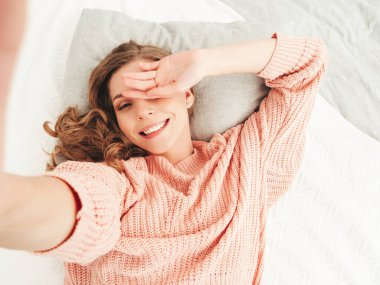 Gündelik giysiler içinde genç ve güzel bir kadın manzarası. Seksi kaygısız kadın sabahları lüks bir dairede ya da beyaz iç mekanda otel odasında yatar. Duştan sonra ateşli manken. Pov selfie çekiyorum.