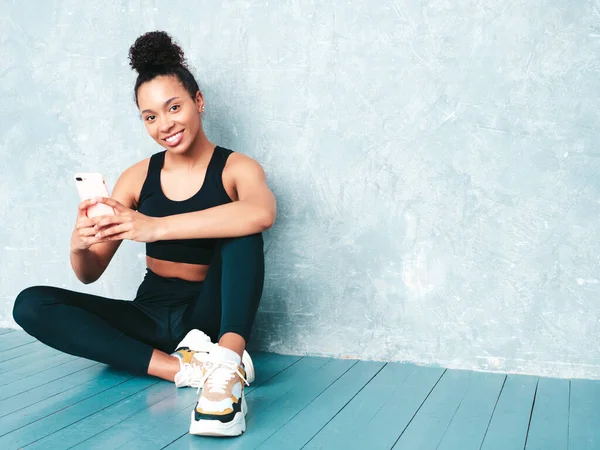 Fitness Sonriente Mujer Negra Ropa Deportiva Con Peinado Afro Rizos — Foto de Stock