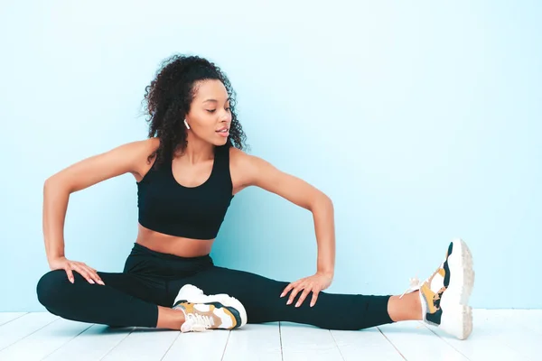 Retrato Fitness Sorrindo Mulher Negra Roupas Esportivas Com Afro Cachos — Fotografia de Stock