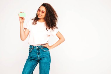 Saçları kıvırcık, güzel, siyah bir kadın. Yeşil kredi kartıyla ödeme yapan ve internetten ödeme yapan bir model. Bir tüccara ya da mal için nakit avans öde, Cardholder. 