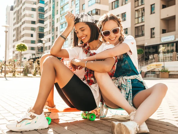 Dois Jovens Sorrindo Bela Fêmea Com Skates Coloridos Penny Mulheres — Fotografia de Stock