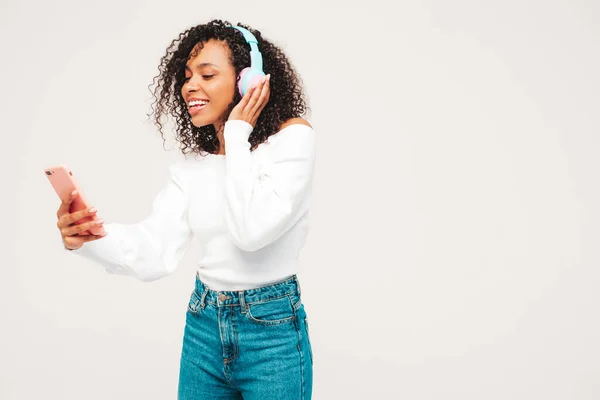 Hermosa Mujer Negra Con Peinado Afro Curls Modelo Sonriente Suéter — Foto de Stock