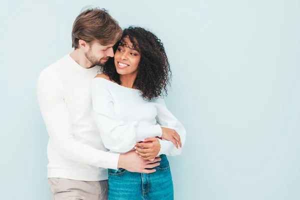 Sorrindo Mulher Bonita Seu Namorado Bonito Feliz Família Multirracial Alegre — Fotografia de Stock