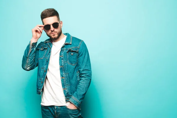 Retrato Guapo Sonriente Modelo Hipster Lambersexual Hombre Vestido Con Chaqueta — Foto de Stock