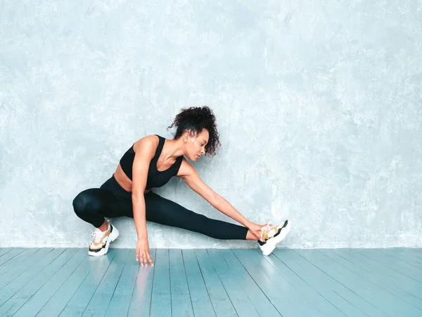 Portret Fitness Zâmbind Femeie Neagră Îmbrăcăminte Sport Coafuri Afro Coafura — Fotografie, imagine de stoc