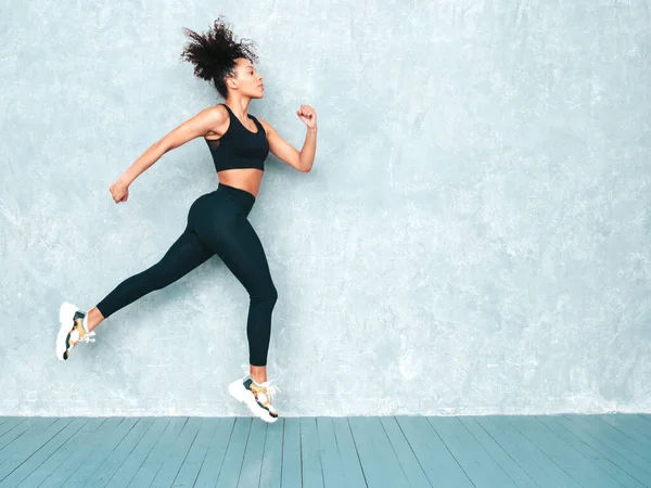 Fitness Femme Noire Souriante Vêtements Sport Avec Des Boucles Afro — Photo