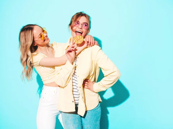 Dvě Mladé Krásné Blond Usměvavé Hipsterky Módních Letních Šatech Sexy — Stock fotografie