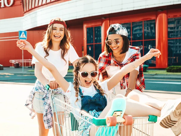 Τρεις Νεαρές Όμορφες Γυναίκες Διασκεδάζουν Στο Καροτσάκι Κάτω Από Σούπερ — Φωτογραφία Αρχείου