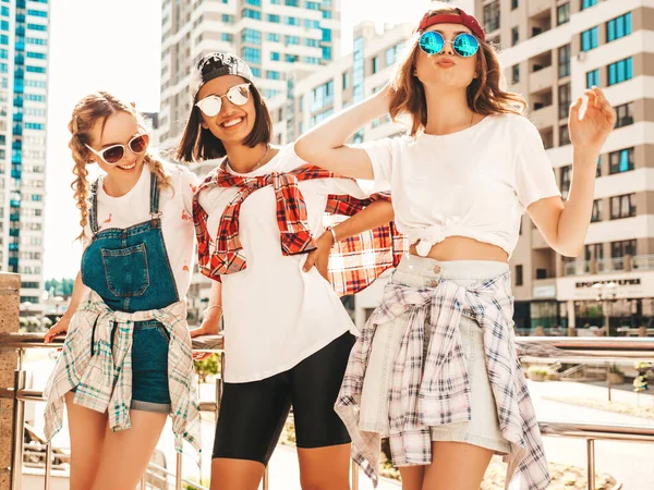 Retrato Três Jovens Bonito Sorriso Hipster Fêmea Roupas Verão Moda — Fotografia de Stock